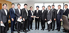 田村厚労相、佐藤副大臣に提言を申し入れる桝屋、石川氏ら=7日 厚労省