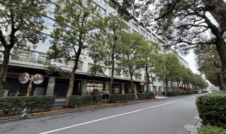 ［写真］うっそうとした印象の農林水産省、きょねん２０２５年１２月２５日、宮崎信行撮影。